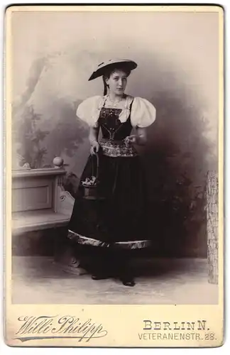 Fotografie Willi Philipp, Berlin, junge Frau Gertrud Reiss im Trachtenkostüm mit Blumenkorb, 1897