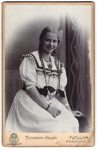 Fotografie Photog. Atelier, Potsdam, junge Frau Hildegard mit langen geflochtenen Zöpfen im weissen Kleid, 1908