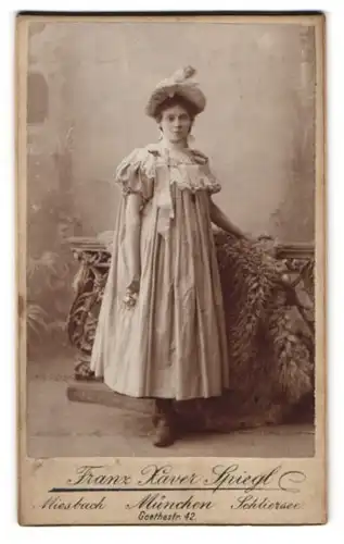 Fotografie Franz Xaver Spiegel, München, junge Dame Kleid mit Spitzenbesatz und Haube