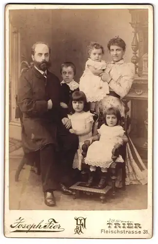 Fotografie Joseph Fier, Trier, Eltern mit ihren vier Kindern im Atelier, Mutterglück