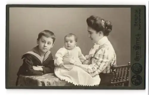 Fotografie Otto Witte, Berlin, Mutter mit ihrem Sohn und Kleinkind im Atelier, Sohn im Matrosenanzug
