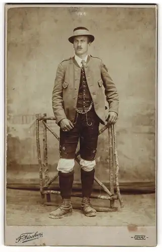 Fotografie F. Fischer, Graz, Herr Franz Xaver Schmid in Tracht mit Lederhose