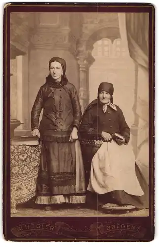 Fotografie W. Högler, Bregenz, Mutter und Tochter in Tracht mit Kopftuch