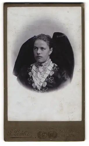 Fotografie Georg Pichler, Burgfried, junge Frau im Trachtenkleid mit Schleife