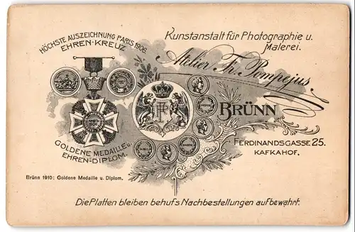 Fotografie Fr. Pompejus, Brünn, königliches Wappen mit Monogramm des Fotografen nebst Orden und Medaille