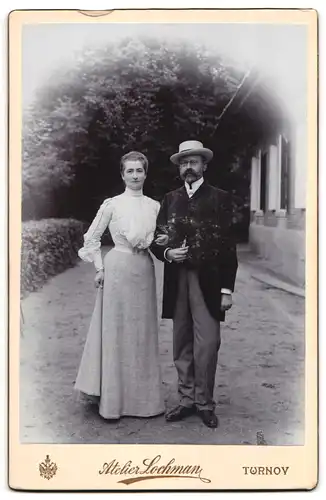 Fotografie D. Lochman, Turnov, Frau mit Jugendstilfrisur bedeckt ihre Blösse