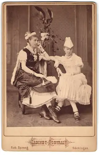 Fotografie Rob. Spreng, Säckingen, zwei junge Damen in Kostümen zum Fasching 1881