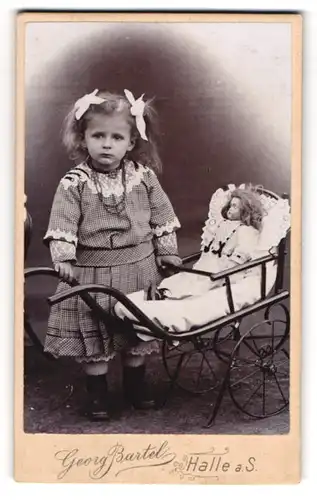 Fotografie Georg Bartel, Halle / Saale, niedliches Mädchen mit ihrer Puppe im Puppenwagen, Zöpfe