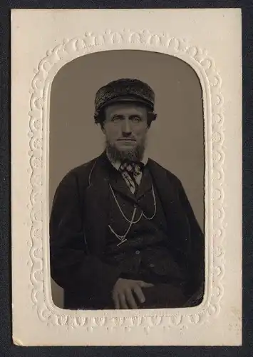 Fotografie Ferrotypie amerikanischer Herr im Anzug mit Schifferkrause, Wangen Koloriert