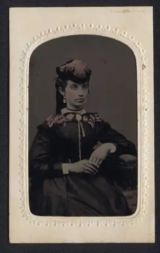 Fotografie Ferrotypie junge hübsche Frau aus Amerika im Kleid mit Federhut, teils Koloriert