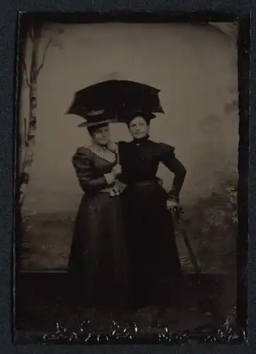 Fotografie Ferrotypie zwei Damen in dunklen Kleidern mit Regenschirm im Atelier
