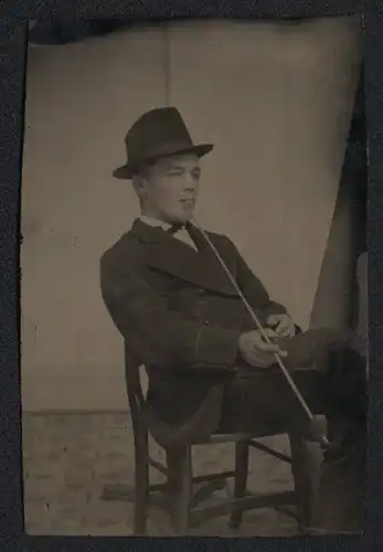 Fotografie Ferrotypie junger Mann im Anzug mit langer Pfeiffe, Wangen koloriert