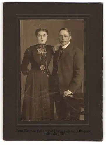 Fotografie Jean Baptiste Feilner, Oldenburg i. Gr., Rosenstr. 29, Ehepaar in zeitgenössischer Kleidung