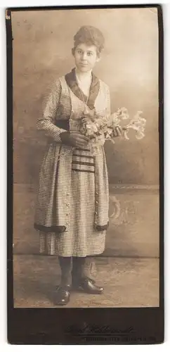 Fotografie Paul Hildebrandt, Königshütte, Kaiserstr. 24, Junge Dame im karierten Kleid