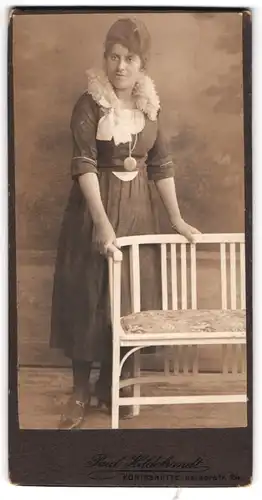 Fotografie Paul Hildebrandt, Königshütte, Kaiserstr. 24, Junge Dame im Kleid mit Amulett