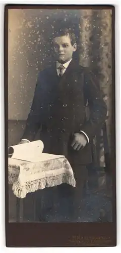 Fotografie R. Rosenkranz, Mügeln b. Dresden, Königstr. 32, Junger Mann im Anzug mit Krawatte