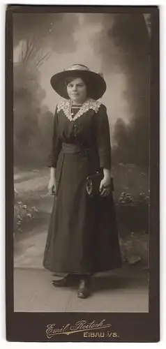 Fotografie Emil Roitsch, Eibau i. S., Junge Dame im Kleid mit Spitzenkragen