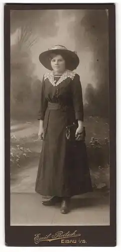 Fotografie Emil Roitsch, Eibau i. S., Junge Dame im Kleid mit Spitzenkragen