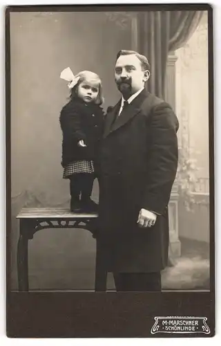 Fotografie Max Marschner, Schönlinde, Bahnhofstr. 37, Bürgerlicher Her mit kleinem Mädchen