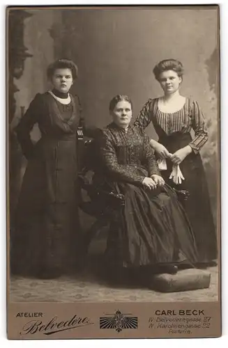 Fotografie Carl Beck, Wien, Belvederegasse 27, Karolinengasse 22, Bürgerliche Dame mit zwei jungen Frauen