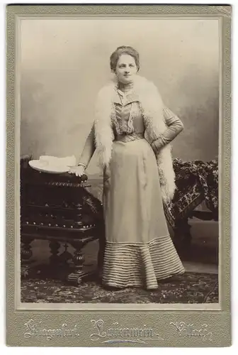 Fotografie V. Lobenwein, Klagenfurt, Völkermarkterstr. 1, Junge Dame im Kleid mit Boa