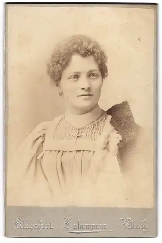 Fotografie J. Lobenwein, Klagenfurt, Völkermarkterstr. 1, Junge Dame im kleid mit Kreuzkette