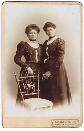 Fotografie Samson & Co., München, Neuhauserstr. 7, Zwei junge Damen in zeitgenössischer Kleidung