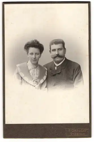 Fotografie A. Ortloff, Ansbach, Ehepaar in hübscher Kleidung