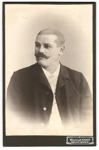 Fotografie Wilhelm Knarr, Rosenheim, Innstr. 42, Bürgerlicher Herr mit Schnauzbart