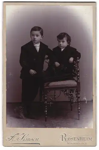 Fotografie X. Simson, Rosenheim, Münchenerstr. 6, Zwei kleine Jungen in Matrosenanzügen