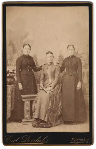 Fotografie Carl Drechsler, Rosenheim, Heiliggeiststr. 16 1 /2, Drei junge Damen in zeitgenössicher Kleidung