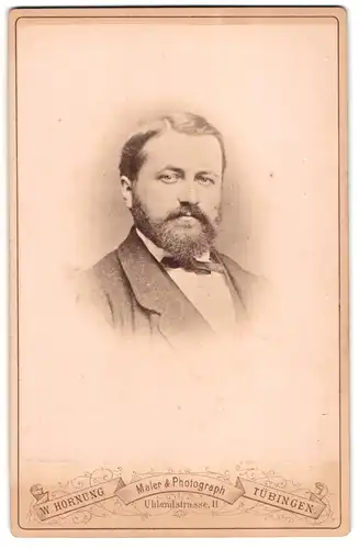 Fotografie W. Hornung, Tübingen, Uhlandstr. 11, Elegant gekleideter Herr mit Vollbart