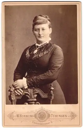 Fotografie W. Hornung, Tübingen, Uhlandstr. 11, Bürgerliche Dame mit Amulett