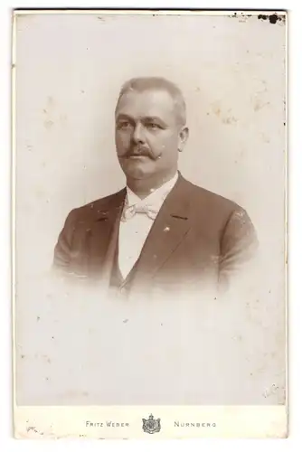 Fotografie Fritz Weber, Nürnberg, Spittlertorgraben 45, Elegant gekleideter Herr mit Schnauzbart