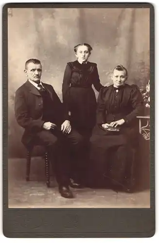 Fotografie Ehm, Brooklyn, N. Y., 708 & 710, Broadway, Bürgerliches Paar mit einer Tochter