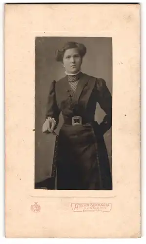 Fotografie Atelier Germania, Augsburg, Bahnhofstr. 12 1 /2, Junge Dame im modischen Kleid