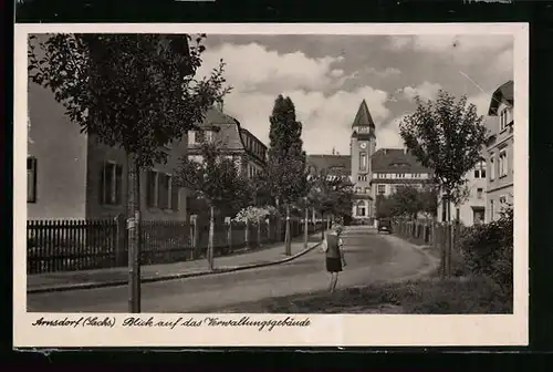 AK Arnsdorf /Sachs., Anstaltsstrasse mit Verwaltungsgebäude