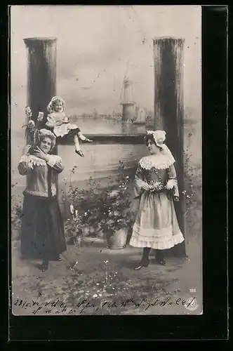 AK Frauen stehen am Buchstaben H, Windmühle im Hintergrund