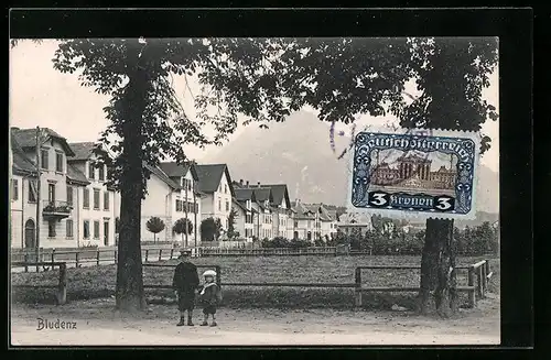 AK Bludenz, Häuser an einer Strasse, Knabe mit Geschwisterchen an der Hand