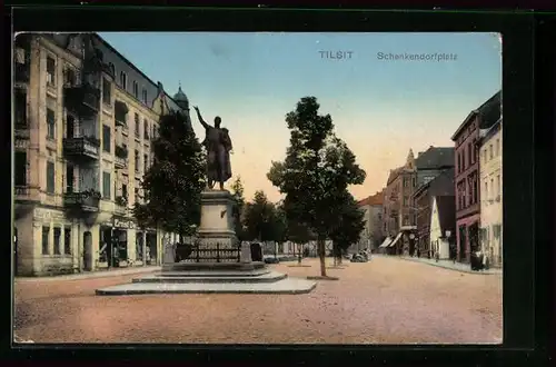 AK Tilsit, Schenkendorfplatz mit Geschäften und Denkmal