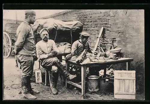 AK Soldaten beim Zubereiten der Fleischstücke für die Goulaschkanone