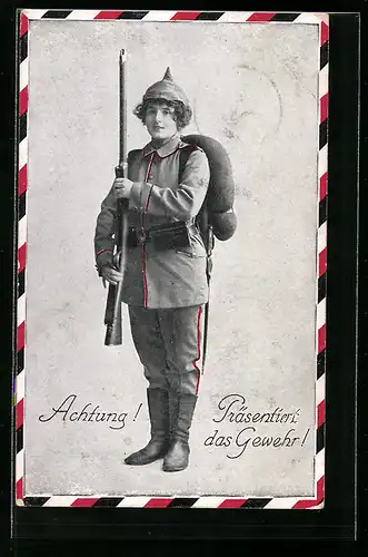 AK Achtung! Präsentiert das Gewehr!, Frau in Uniform mit Pickelhaube und Gewehr