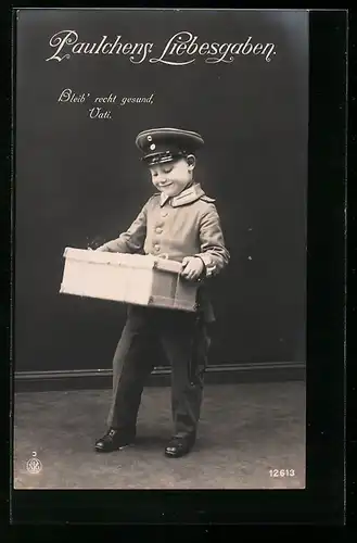 AK Kleiner Junge in Uniform mit Paket für Vater an der Front
