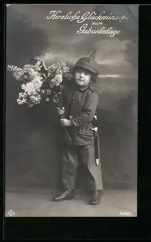 AK Kleiner Junge in Uniform mit Pickelhelm und Fliederstrauss