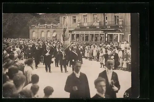 Foto-AK Karlsruhe, Strassenbahn der Linie 3, Festzug