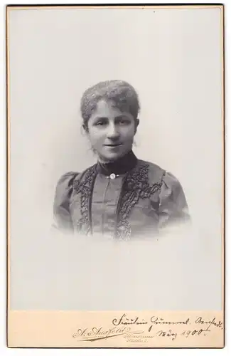 Fotografie A. Husfeld, Ilmenau, Südstrasse 2, Junge Dame mit Stirnlocken und Brosche in einem verzierten Kleid