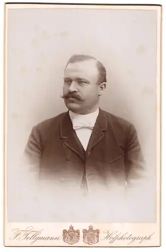 Fotografie F. Tellgmann, Eschwege, Bürgerlicher mit rundem Gesicht, Zwirbelschnauzer und weisser Fliege