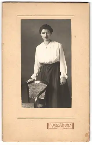 Fotografie Atelier C. Daiber, Boppard /Rh., Junge Dame in kragenloser Bluse und weitem Rock