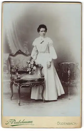 Fotografie F. Deutschmann, Bodenbach, Teplitzerstrasse 31, Junge Dame im festlichen weissen Kleid mit Glockenärmeln