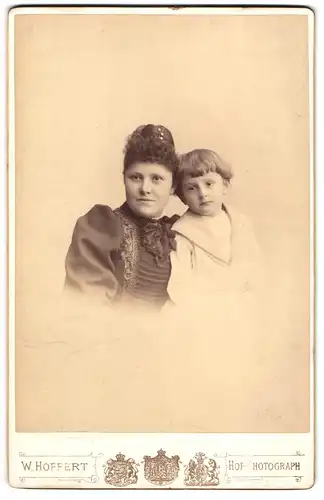 Fotografie W. Höffert, Berlin, Unter den Linden 24, Mutter mit Lockenkopf und kleiner Sohn mit Ponyfrisur